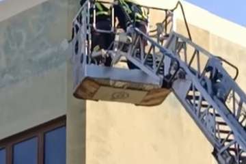 Los bomberos actúan en Los Llanos ante la caída de cascotes de un edificio/Foto cedida por Telde-ojeando.com.